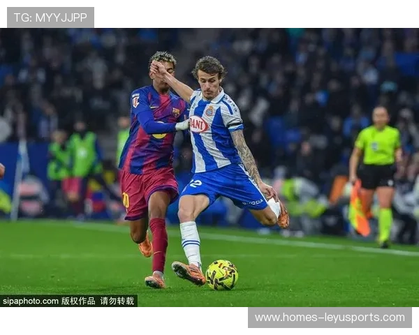 巴萨佩德里直塞打穿中路得手